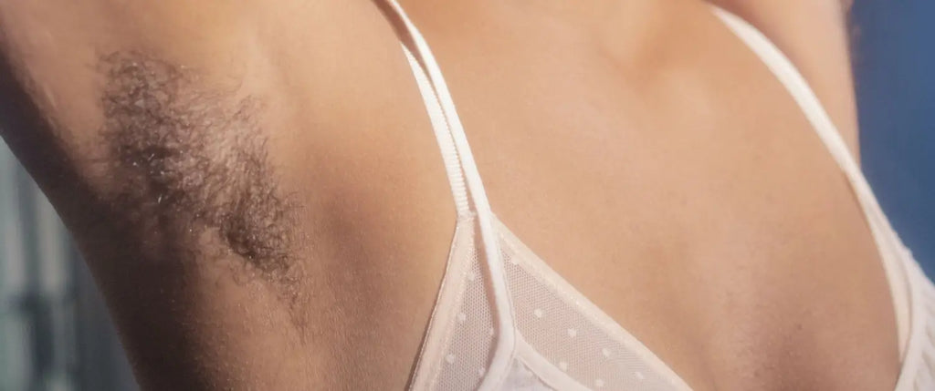 Behaarte Achseln bei Frauen? 7 Gründe, warum du dich nicht rasieren musst und 7 Gründe, wieso du es doch tun solltest