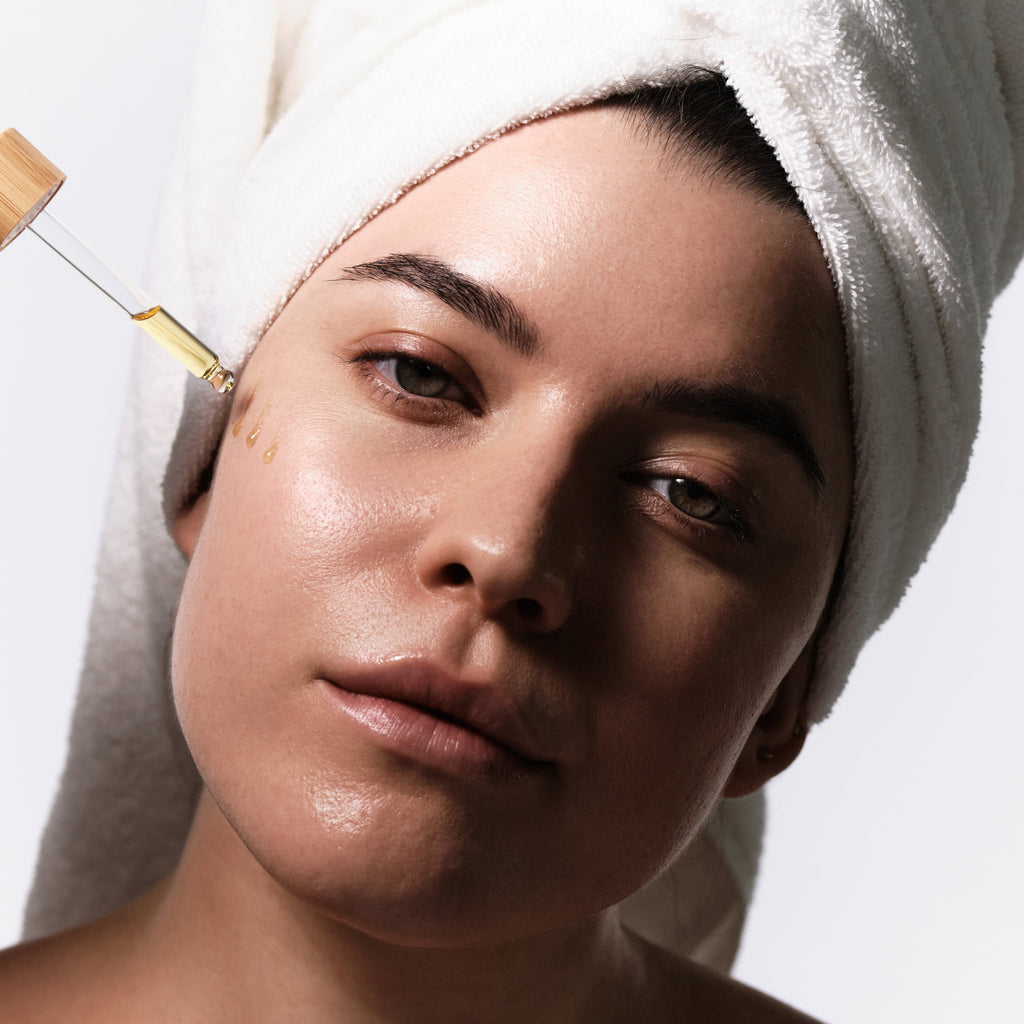WLDOHO Anwendung Face Shaving Oil auf Gesicht Model mit Handtuch im Haar